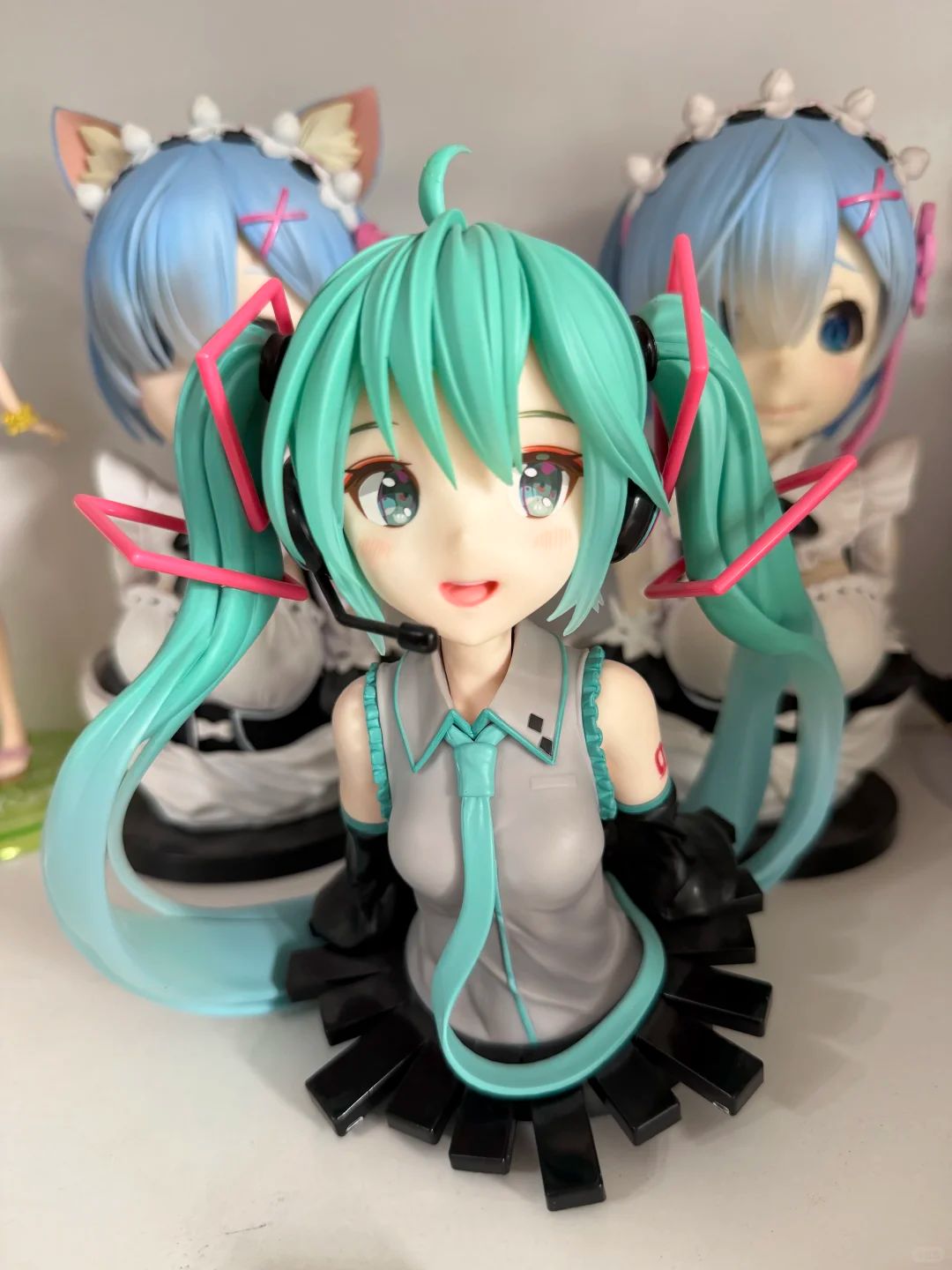 Anime Virtuelle Idol-Figur Hat – Home Office Romance Manga Bewertung und Preis